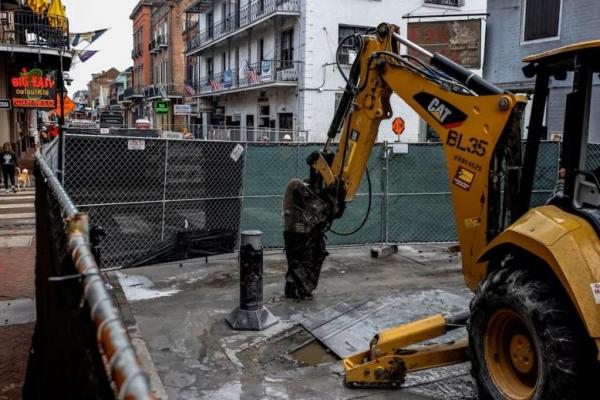 Pekerja menyingkirkan penghalang lalu lintas di Bourbon Street, New Orleans, Louisiana, 4 Januari 2025. REUTERS 