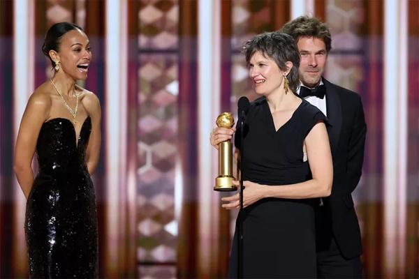 (LR) Zoe Saldana, Camille, dan Clement Ducol difoto di Golden Globes 2025 pada tanggal 5 Januari 2025. (FOTO: GETTY IMAGE) 