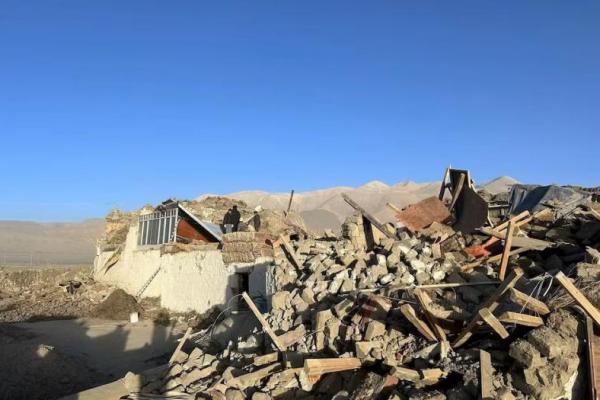 Rumah-rumah yang rusak terlihat setelah gempa bumi di sebuah desa di Shigatse, Daerah Otonomi Tibet, Tiongkok. Foto via Xinhua 