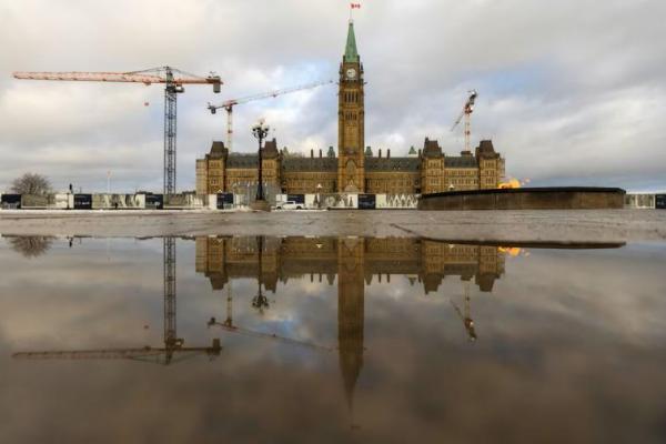 Parliament Hill terlihat terpantul di genangan air di Ottawa, Ontario, Kanada 17 Desember 2024. REUTERS 