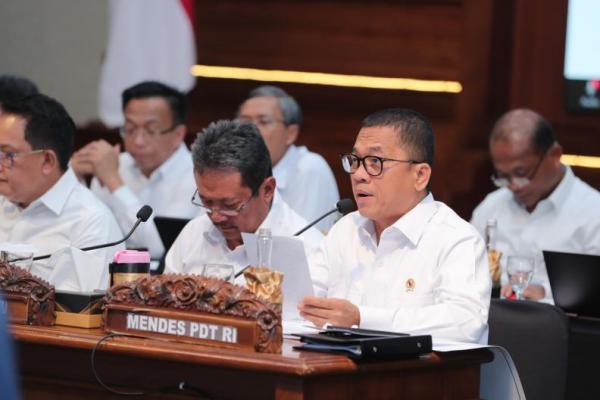 Menteri Desa dan Pembangunan Daerah Tertinggal (Mendes PDT) Yandri Susanto dalam Rapat Koordinasi Terbatas Bidang Pangan di Gedung Negara Grahadi, Komplek Kantor Gubernur Provinsi Jawa Timur (Foto: Humas Kemendes PDT) 