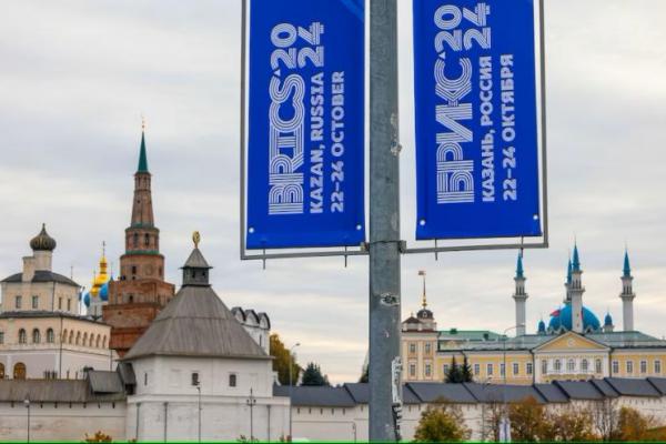 Pemandangan memperlihatkan spanduk dengan logo KTT BRICS tahunan di sebelah Kremlin Kazan di Kazan, Rusia, 22 Oktober 2024. REUTERS 