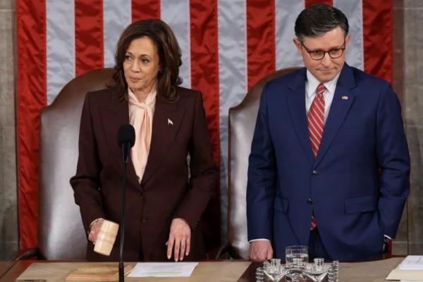 Wakil Presiden Kamala Harris dan Ketua DPR Mike Johnson menghadiri sesi gabungan Kongres untuk mengesahkan pemilihan Donald Trump, di Gedung DPR AS di Washington, AS, 6 Januari 2025. REUTERS 