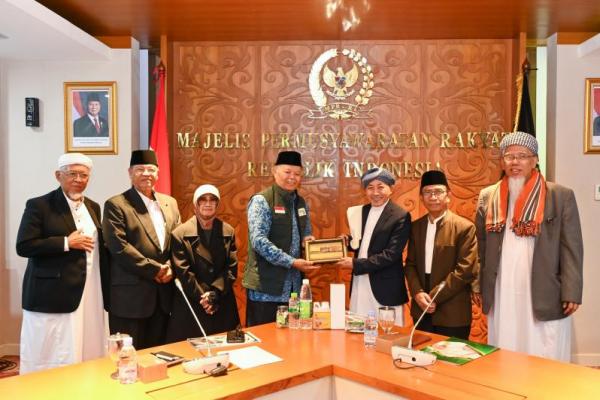 Wakil Ketua MPR RI Hidayat Nur Wahid atau HNW (tengah) menerima kunjungan Pimpinan dan Pengurus Majelis Az-Zikra Sentul Bogor, di Ruang Rapat impinan MPR, Gedung Nusantara III, Kompleks Parlemen, Senayan, Jakarta, Selasa (Foto: Humas MPR) 