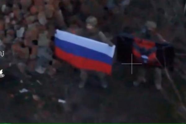 Seorang tentara mengibarkan bendera Rusia di Kurakhove, Wilayah Donetsk, Ukraina yang diambil dari video media sosial, 5 Januari 2025, via REUTERS 