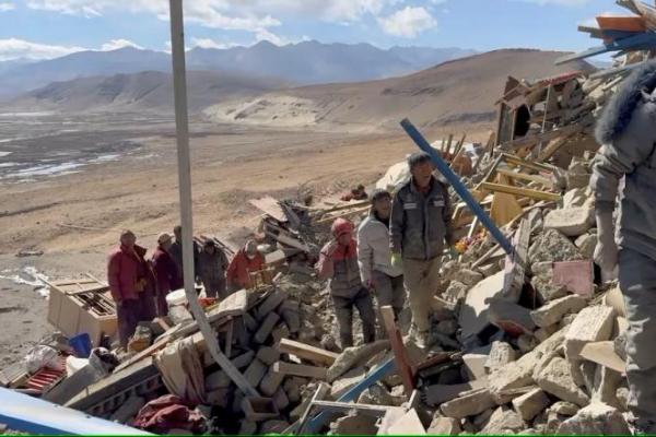 Tim penyelamat bekerja di tengah reruntuhan setelah gempa bumi di Kota Shigatse, Daerah Otonomi Tibet, Tiongkok, dirilis pada 7 Januari 2025. Handout via REUTERS 