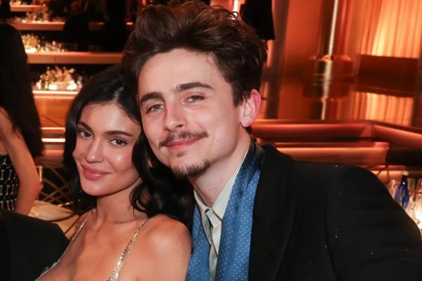 Timothee Chalamet dan Kylie Jenner hadiri acara Golden Globes 2025, Minggu (5/1/2025). (FOTO: GETTY IMAGE) 