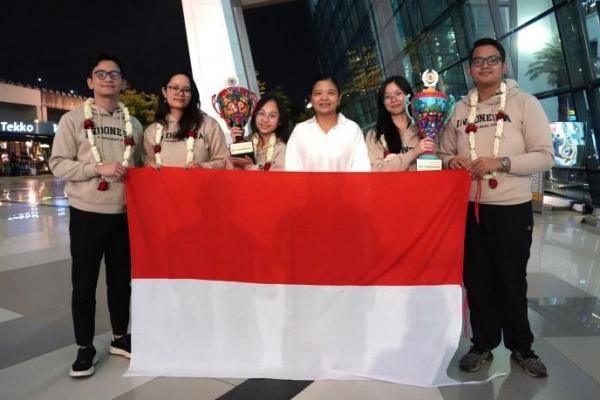 Kepala Pusat Prestasi Nasional (Puspresnas), Kementerian Pendidikan Dasar dan Menengah (Kemendikdasmen), Maria Veronica Irene Herdjiono, saat menyambut kedatangan tim Indonesia di Terminal 3 Bandara Soekarno Hatta, Senin (Foto: Ist) 