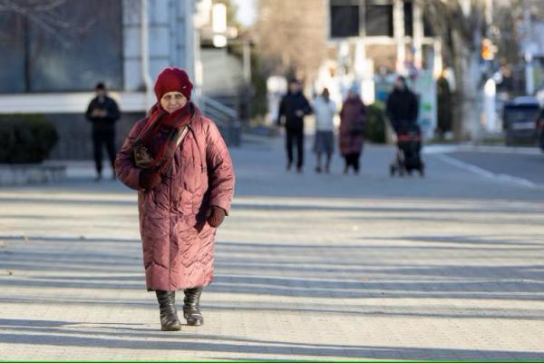 Orang-orang berjalan di sepanjang jalan di Tiraspol, wilayah Transdniestria yang memisahkan diri dari Moldova, 4 Januari 2025. REUTERS 