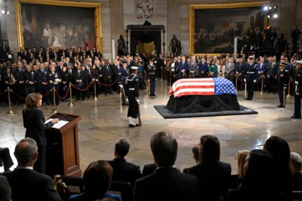 Wakil Presiden AS Kamala Harris menyampaikan pidato penghormatan terakhir pada Upacara Kenegaraan untuk mantan Presiden Jimmy Carter di US Capitol, Washington, AS, 7 Januari 2025. Foto via REUTERS 