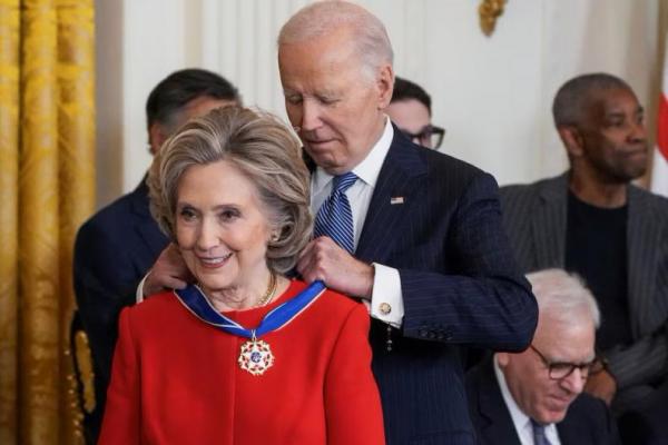 Presiden AS Joe Biden memberikan Presidential Medal of Freedom kepada Mantan Menteri Luar Negeri AS Hillary Clinton, dalam sebuah upacara di Ruang Timur Gedung Putih, di Washington, AS, 4 Januari 2025. REUTERS 