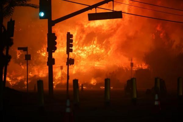 Lampu lalu lintas menyala hijau di Pacific Coast Highway saat kebakaran hutan terjadi di kawasan Pacific Palisades di Los Angeles barat, 7 Januari 2035. REUTERS 