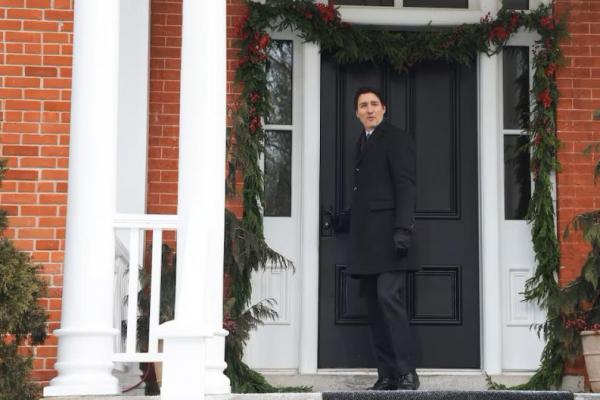 Perdana Menteri Kanada Justin Trudeau menutup pintu kediamannya di Rideau Cottage, di Ottawa, Ontario, Kanada, 6 Januari 2025. REUTERS 