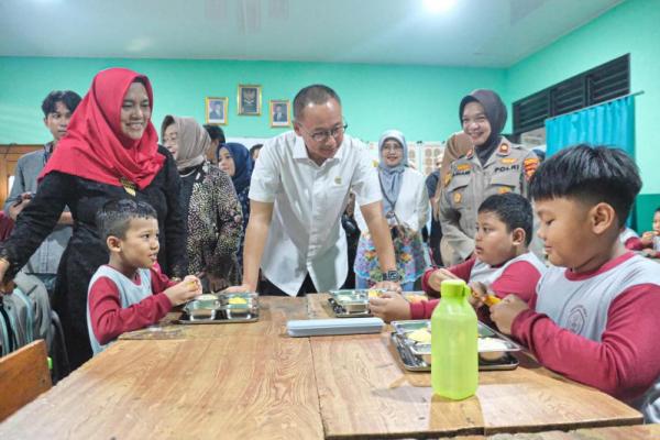 Wakil Ketua MPR RI Eddy Soeparno melakukan peninjauan program Makan Bergizi Gratis ke beberapa sekolah dasar di seputar kota Bogor, Jawa Barat, Kamis (Foto: Humas MPR) 