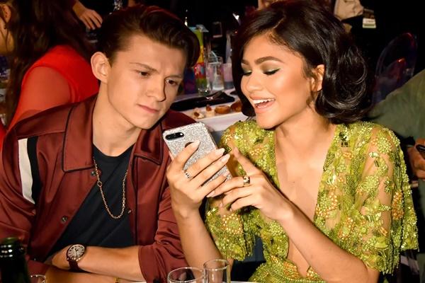 Sebelum Pertunangan, Tom Holland dan Zendaya Bikin Tato Serasi.(FOTO: GETTY IMAGE) 