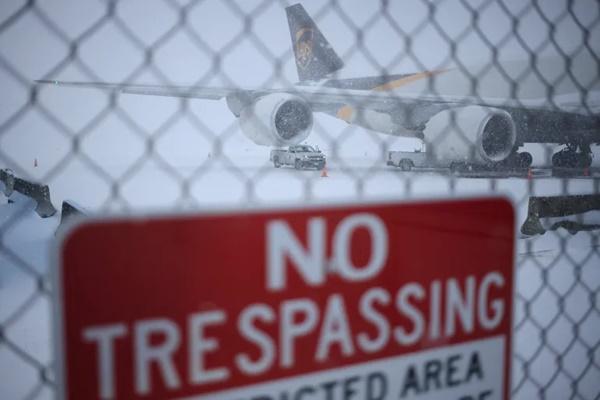 Sebuah pesawat kargo Boeing 747 milik United Parcel Service, Inc. (UPS) terparkir di tengah salju di Bandara Internasional Louisville Muhammad Ali pada tanggal 5 Januari 2025 di Louisville, Kentucky. (FOTO: AFP) 