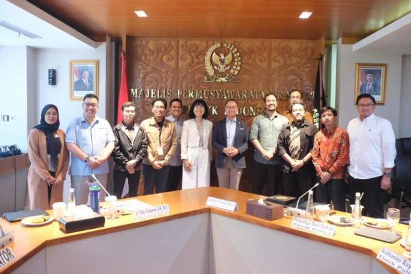 Wakil Ketua MPR RI Eddy Soeparno foto bareng dalam rangkaian Diskusi Aktual bersama Think Policy (Foto: Humas MPR) 