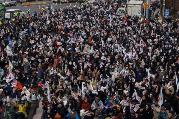 Demonstran pro-Yoon menghadiri rapat umum untuk mendukung Presiden Korea Selatan yang dimakzulkan, Yoon Suk Yeol, di dekat kediaman resminya, di Seoul, Korea Selatan, 6 Januari 2025. REUTERS 