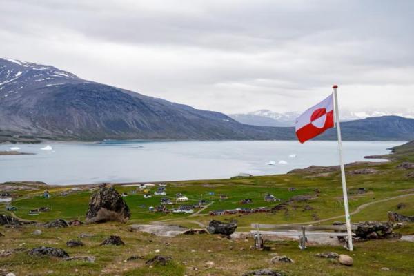 Bendera Greenland berkibar di pemukiman Igaliku, Greenland, 5 Juli 2024. Foto via REUTERS 