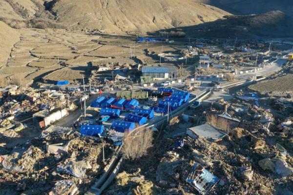 Pemandangan drone menunjukkan tenda-tenda darurat untuk warga yang terkena dampak gempa di Tingri, Shigatse, Daerah Otonomi Tibet, Tiongkok, 8 Januari 2025. cnsphoto via REUTERS 