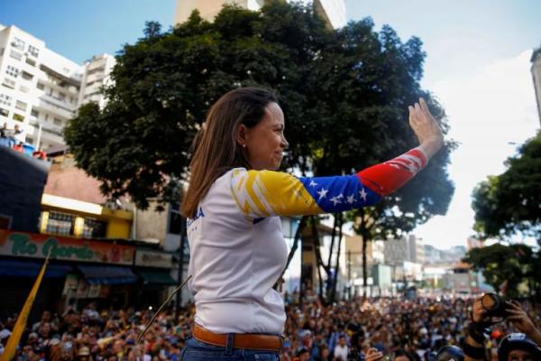 Pemimpin oposisi Venezuela Maria Corina Machado menyapa para pendukungnya jelang pelantikan Presiden Nicolas Maduro di Caracas, Venezuela, 9 Januari 2025. REUTERS 