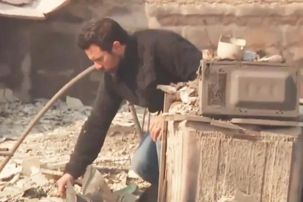 Milo Ventimiglia mengais puing-puing setelah rumah mewahnya habis dilalap api akibat Kebakaran Palisades. (FOTO: CBS) 