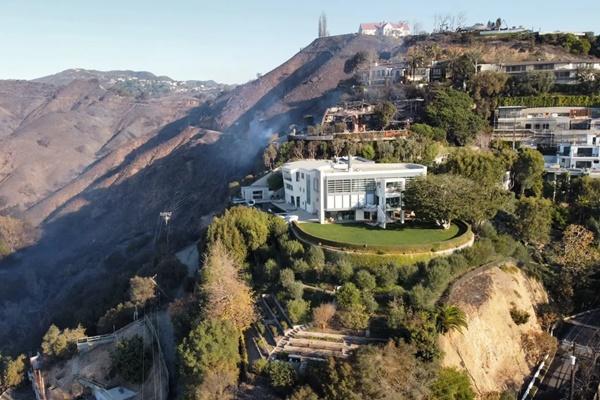 Rumah Tom Hanks di Pacific Palisades secara ajaib masih berdiri di tengah Kebakaran hutan yang melanda kawasan tersebut. (FOTO: NY POST) 