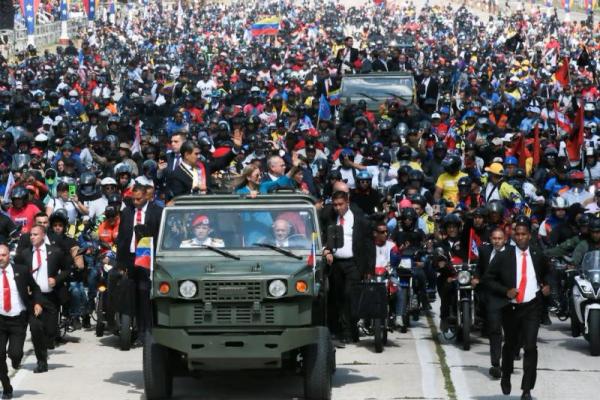 Presiden Venezuela Nicolas Maduro dan istrinya Cilia Flores saat prosesi pelantikannya di Caracas, Venezuela, 10 Januari 2025. Handout via REUTERS 