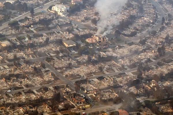 Ribuan rumah hangus dilalap api akibat Kebakaran Palisades dan Eaton di California, Los Angeles. (FOTO: AFP) 