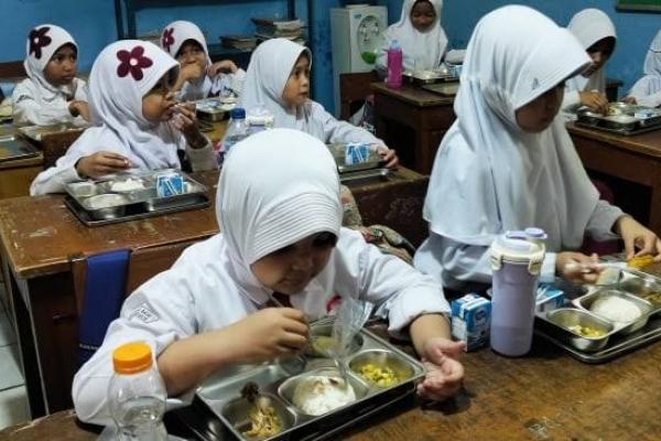 Anggaran Makan Bergizi Gratis (MBG) 2025 berpotensi bertambah Rp140 triliun. (foto:kegiatan program MBG) 