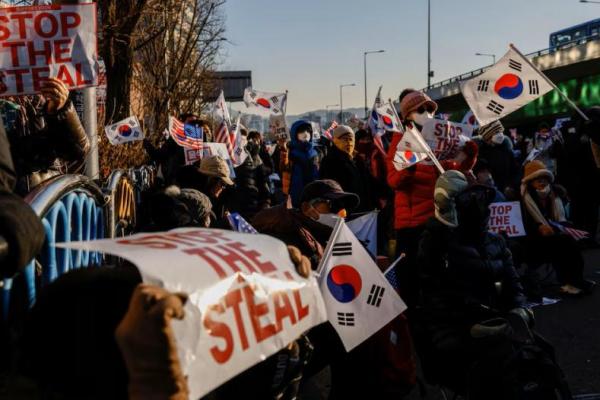 Demonstran pro-Yoon memegang bendera AS dan Korea Selatan saat unjuk rasa di dekat kediaman resmi Yoon di Seoul, Korea Selatan 10 Januari 2025. REUTERS 