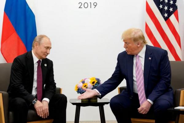 Presiden AS Donald Trump bertemu Presiden Rusia Vladimir Putin di KTT pemimpin G20 di Osaka, Jepang, 28 Juni 2019. REUTERS 