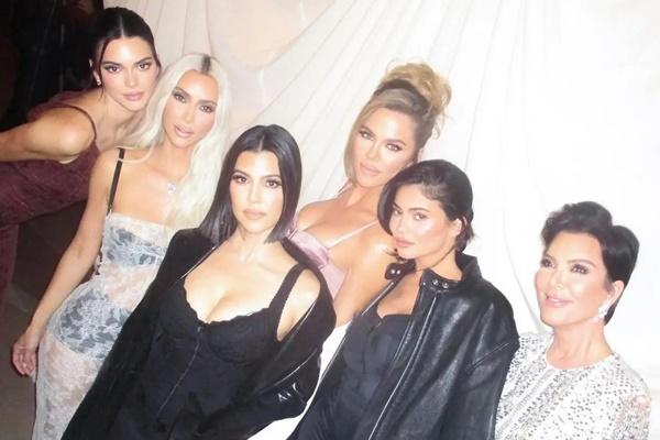 Mengungsi dari Rumah Mewah di Calabasas, Keluarga Kardashian-Jenner Sumbang Makanan dari Restoran Terbaik. (FOTO: INSTAGRAM) 