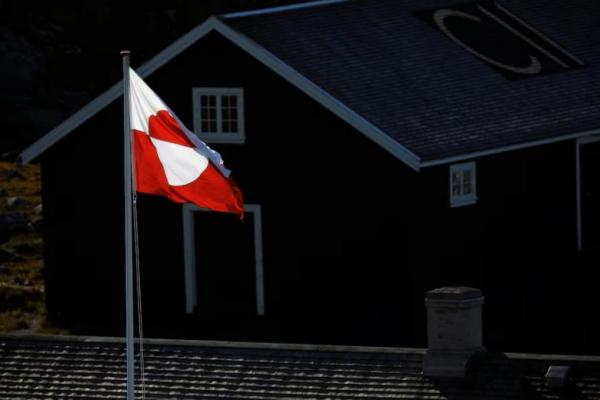 Bendera Greenland terlihat di Nuuk, Greenland, 5 September 2021. REUTERS 