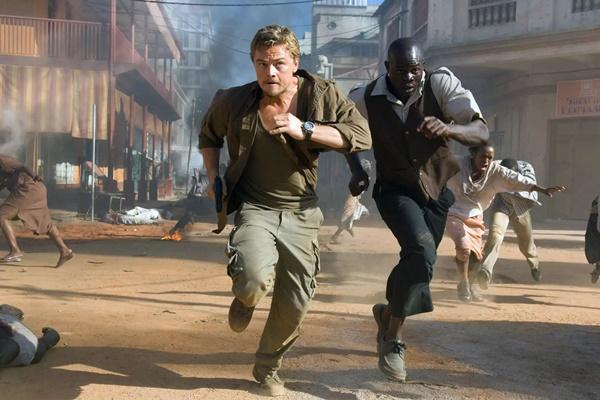 Leonardo DiCaprio (kiri) dan Djimon Hounsou dalam `Blood Diamond` pada tahun 2006. (FOTO: WARNER BROS.) 