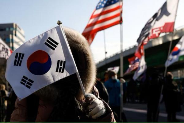 Demonstran pro-Yoon memegang bendera AS dan Korea saat unjuk rasa di dekat kediaman resminya di Seoul, Korea Selatan 9 Januari 2025. REUTERS 