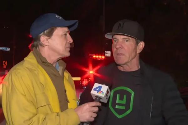 Penggemar terkejut setelah seorang reporter NBC mengganggu upaya evakuasi Dennis Quaid saat kebakaran hutan Los Angeles mengancam rumahnya di Brentwood, California. (FOTO: NBC) 