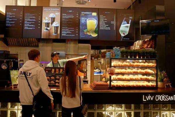 Seorang karyawan menerima pesanan pelanggan di toko roti Lviv Croissants di pusat perbelanjaan di Praha, Republik Ceko, 17 Desember 2024. REUTERS 