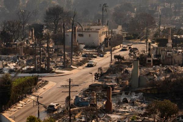 Sisa-sisa rumah tampak setelah Kebakaran Palisades di lingkungan Pacific Palisades di Los Angeles, California, AS, 10 Januari 2025. REUTERS 