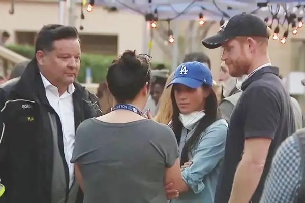 Pangeran Harry dan Meghan Markle menjadi relawan di lokasi perumahan yang hancur akibat kebakaran hutan. (FOTO: GETTY IMAGE) 