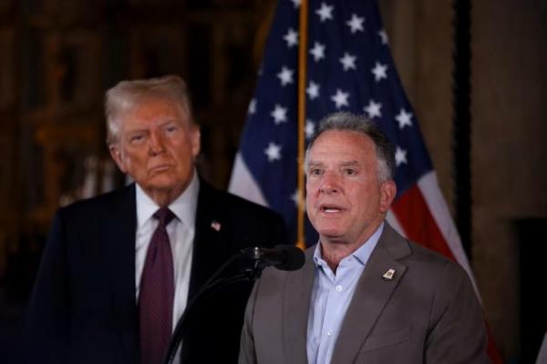 Pebisnis Amerika Steve Witkoff menyampaikan pidato di samping Presiden terpilih AS Donald Trump, di Mar-a-Lago di Palm Beach, Florida, AS, 7 Januari 2025. REUTERS 