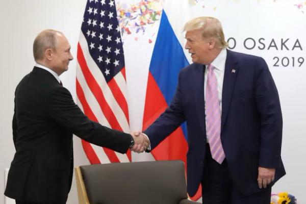 Presiden Rusia Vladimir Putin berjabat tangan dengan Presiden AS Donald Trump di Osaka, Jepang, 28 Juni 2019. Sputnik via REUTERS 