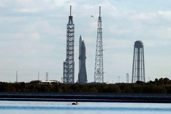 Roket Blue Origin New Glenn siap untuk peluncuran perdananya di Cape Canaveral Space Force Station di Cape Canaveral, Florida, AS, 10 Januari 2025. REUTERS 