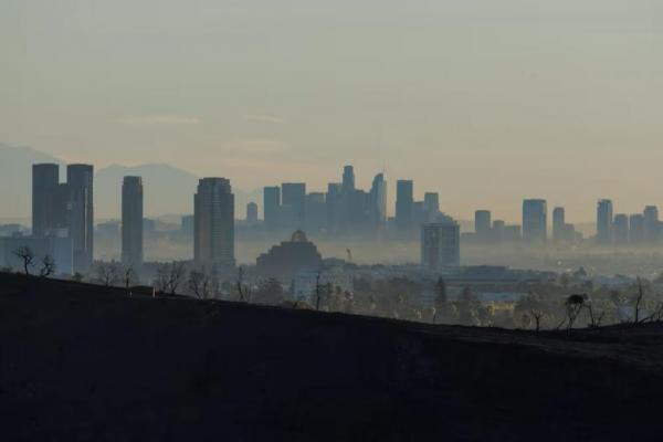 Cakrawala Los Angeles terlihat setelah Kebakaran Palisades di lingkungan Pacific Palisades di Los Angeles, California, AS, 13 Januari 2025. REUTERS 