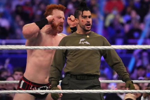 Sheamus dan Bad Bunny pada 29 Januari 2022 di St. Louis, MO. (FOTO: SPORT TODAY) 