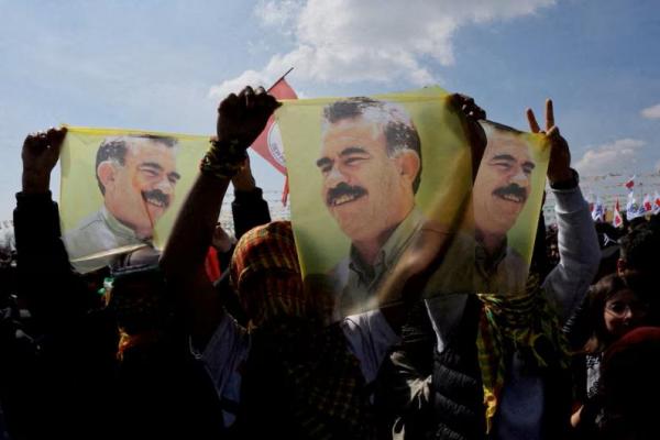 Pendukung Partai Kesetaraan Rakyat dan Demokrasi yang pro-Kurdi memajang bendera dengan potret pemimpin Partai Pekerja Kurdistan Abdullah Ocalan, di Istanbul, Turki, 17 Maret 2024. REUTERS 