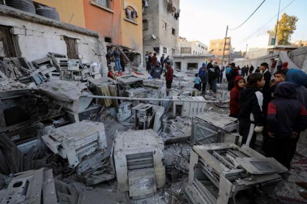 Warga Palestina berkumpul di lokasi serangan Israel terhadap sekolah yang menampung orang-orang terlantar, di Kota Gaza 13 Januari 2025. REUTERS 