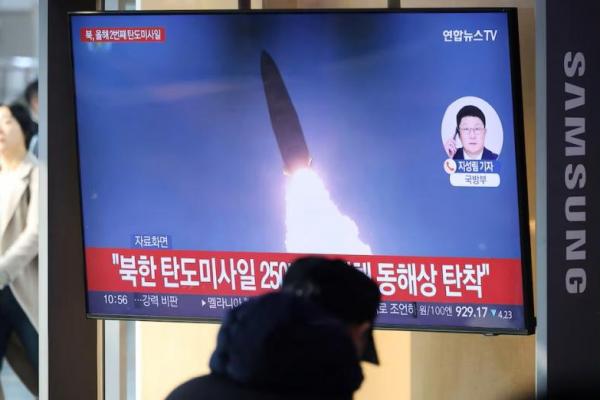 Orang-orang menonton TV berisi berita tentang Korea Utara yang menembakkan rudal jarak pendek, di Seoul, Korea Selatan, 14 Januari 2025. REUTERS 