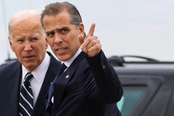 Presiden Joe Biden bersama putranya Hunter Biden, di Pangkalan Garda Nasional Udara Delaware di New Castle, Delaware, AS, 11 Juni 2024. REUTERS 