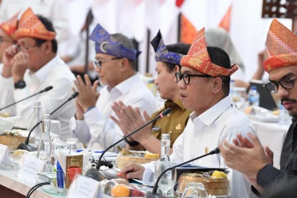 Menteri Desa dan Pembangunan Daerah Tertinggal (Mendes PDT) Yandri Susanto imbau pemerintah daerah (Pemda) untuk tingkatkan SDM lokal, untuk tekan angka urbanisasi (Foto: Humas Kemendes PDT) 